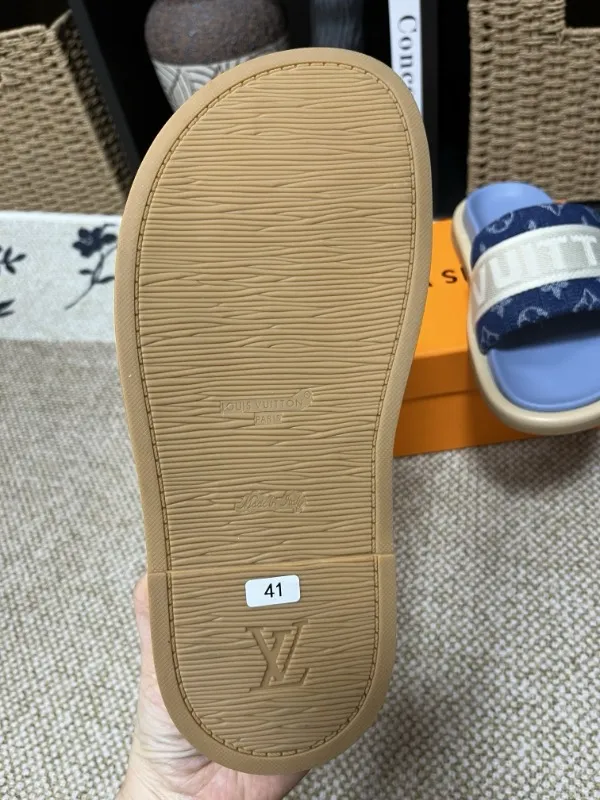 P320💰[New model] Long-term availability, 2025 new model, couple model [LOUlS VUlTTON] comes with drawer box, bag, card, invoice "Louis Vuitton ~ unique modern sandals. 》LV counter purchasing 🏃Men's and women's casual slippers, sold at the same time at the counter, the original old flower material upper is soft and comfortable, (refuses to discolor and rub the feet) sole: original factory special combination original sole, code number: 35--46 4 multiple colors 🉑️ to choose from